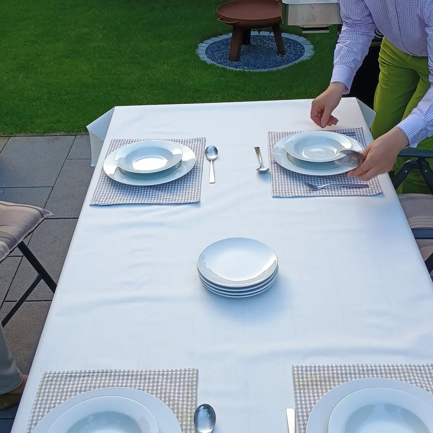 Gedeckte Tafel im Garten