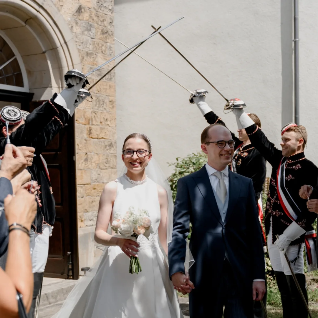 Hochzeit mit Säbelspalier