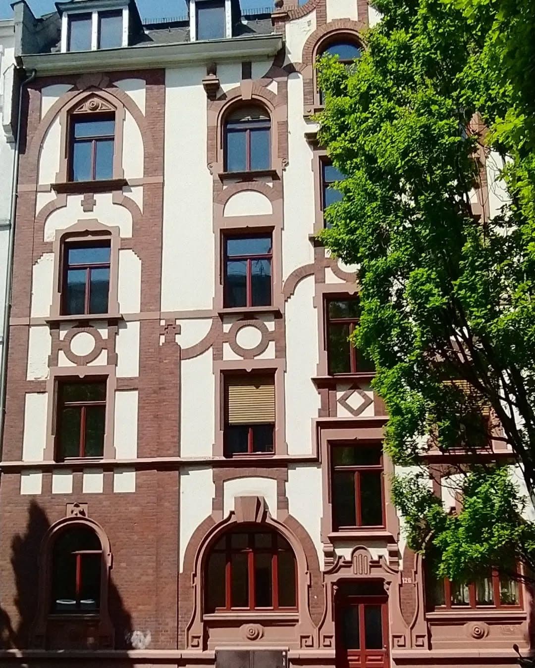 Die Gründerzeitfassade unseres Hauses in der Hedderichstraße 126
