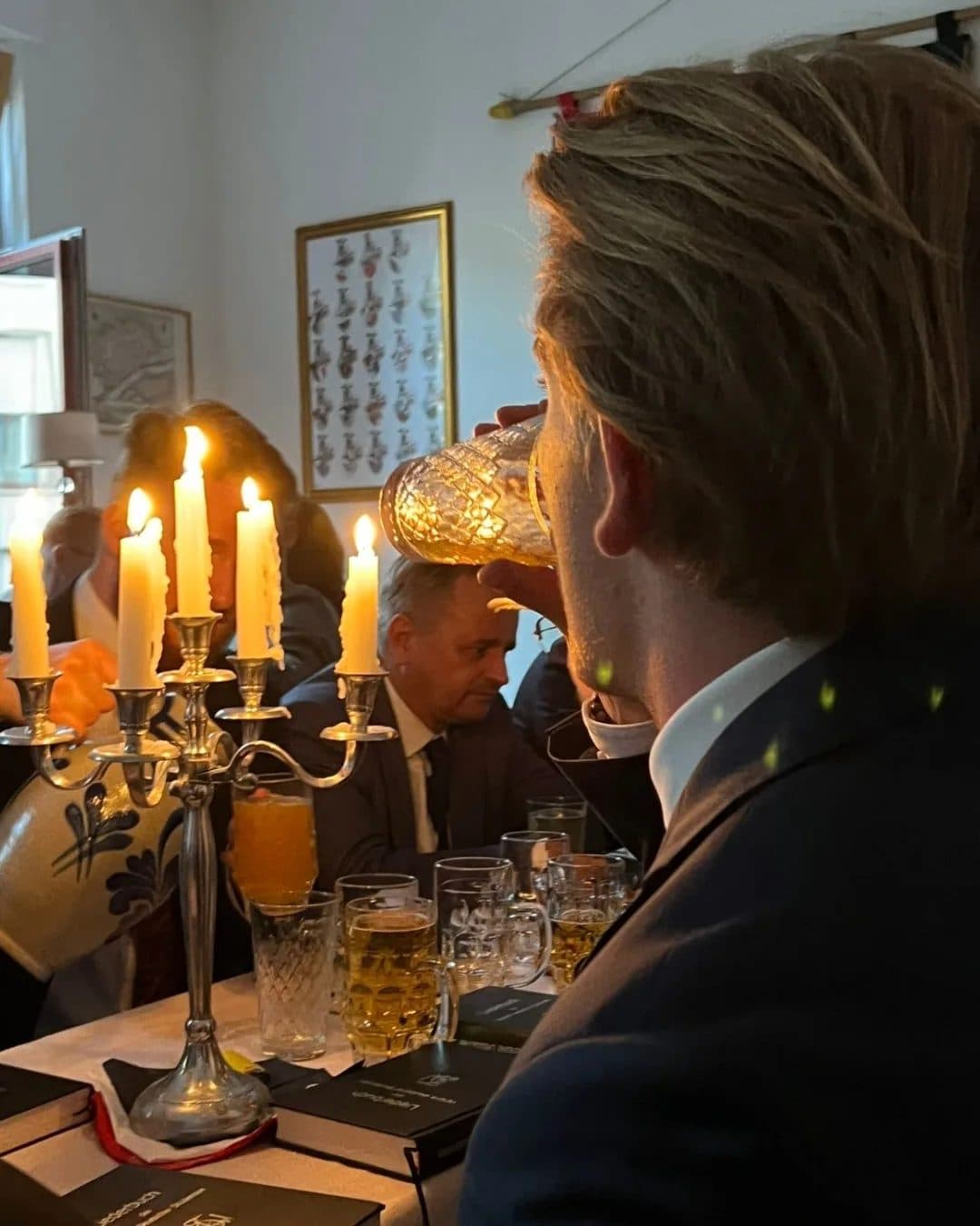 Bundesbrüder bei Kerzenlicht an der Tafel