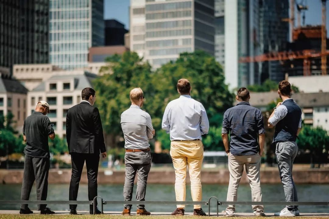 Bundesbrüder am Mainufer mit Blick auf die Frankfurter Skyline